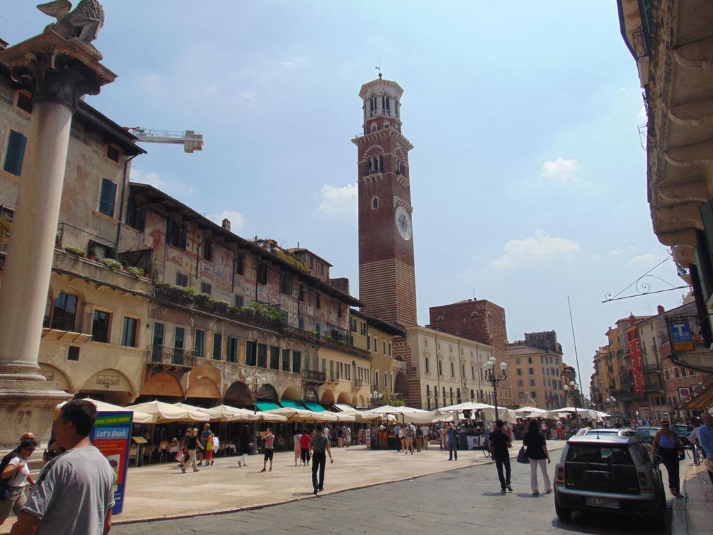 Zoals op het bovenstaande plaatje te zien is, is de Lamberti toren een toonaangevend bouwwerk op dit plein. De toren is gebouwd in 1172 door de Lamberti familie en is 84 meter hoog.