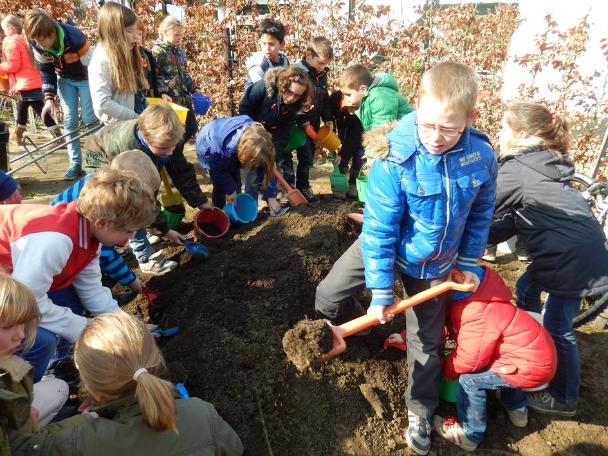 Ook de bestaande bloembakken kregen een opknapbeurt.