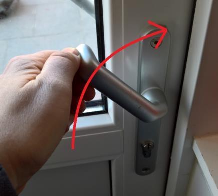 de voordeur op slot te draaien met de sleutel activeert u de driepuntsluiting.