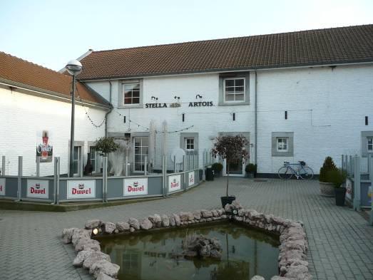 In dit voorbeeld is het een sporthal en horeca.