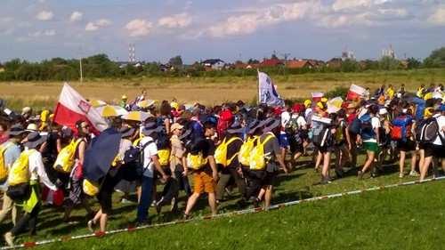 Vicaris Pauw brengt hieronder in woord en beeld verslag uit van de (voettocht naar de) avondwake; mgr.