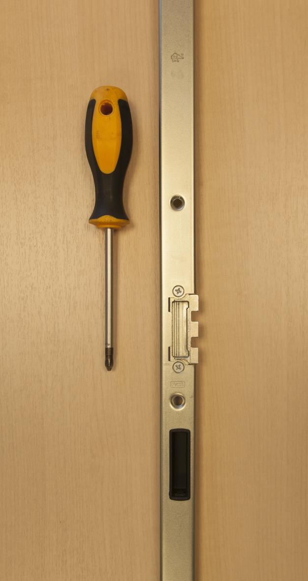 Om actieve deur van een stolpstel strakker of soepeler te laten sluiten is er de mogelijkheid om sluitplaat van de dagschoot in de midden sluiting