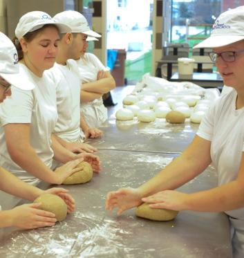 Je werkt met de bakkerijmachines, maar ook handwerk blijft een belangrijke rol innemen.