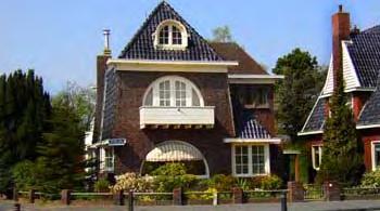 Naast Oud-west hebben de Uitwierderweg en de Houtweg in Farmsum vergelijkbare kenmerken qua bouwstijl en hebben daarnaast ook een redelijke omvang.