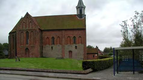In het verleden stond er bij de kerk een toren van 60 meter hoog die tevens diende als baken voor de scheepvaart op de Eems.