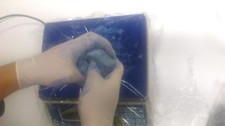 Draag tijdens het verwerken van de epoxy (latex) handschoenen. Let op: wanneer de siliconen nog vers zijn is er grote kans dat de epoxy hecht.