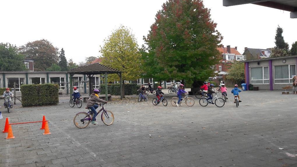 Dit is enkel haalbaar door onze gemotiveerde fietsouders die elke keer door weer en wind de turnleerkracht komen helpen en ondersteunen!