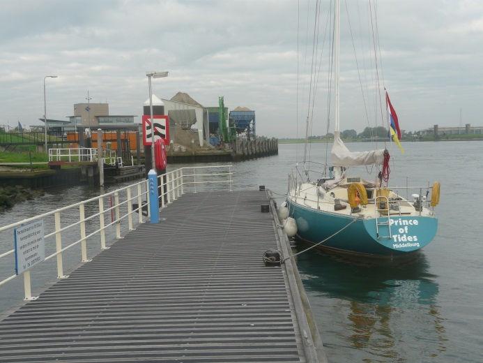 We varen om 10 uur na een formele rust van meer dan 12 uur op het zeil af met grootzeil en genua II.