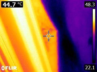 Thermografische foto s laten door middel van kleuren op foto s zien welke temperatuur de plekken in en