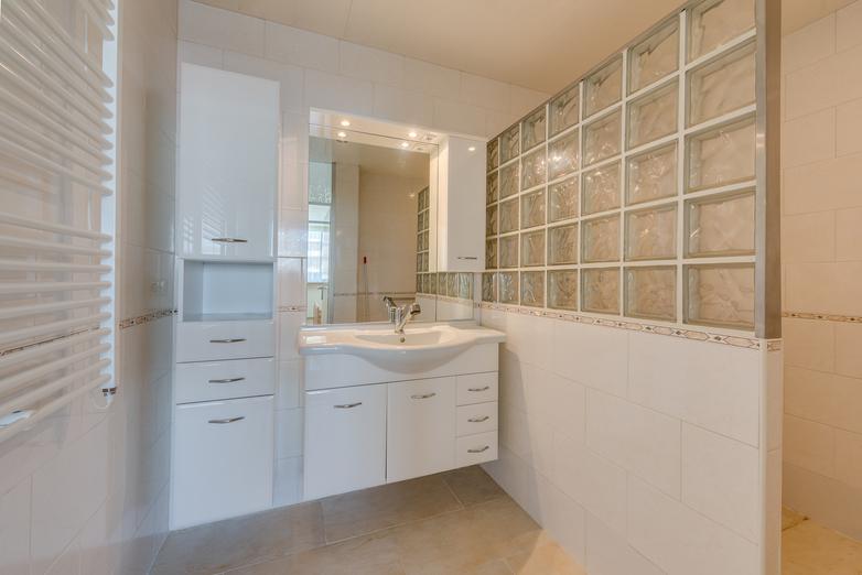 13 en 9 m2) Moderne badkamer in lichte