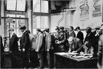vraag 50 Stempelen Op deze foto uit de jaren 30 staan mannen in de rij voor een stempel. Wat voor mannen waren dit?
