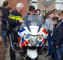 Wat er speelt binnen de school Op dit moment hebben we in de aula nog de condoleance-tafel ingericht voor Lucas en zijn moeder.