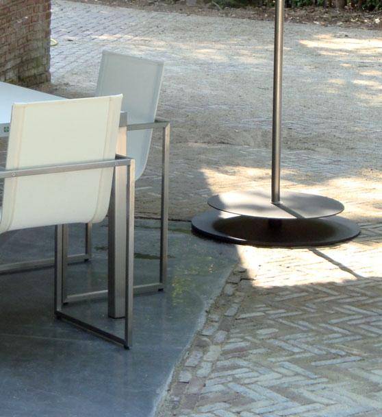 #31 DINING: De #31 DINING is een design eettafel stoel gemaakt van RVS met een geborstelde afwerking die gemaakt is voor gebruik buiten.