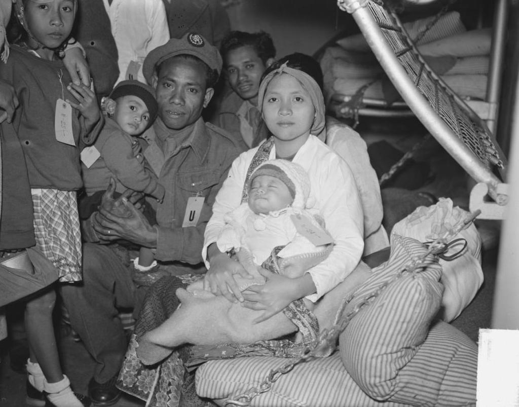 Aankomst Kota Inten met Ambonezen, 21 maart 1951 Fotocollectie Anefo Vulkanische vorstendommen Tot het eind van de achttiende eeuw sloeg de benaming 'Molukken' alleen op het eiland Halmahera en de
