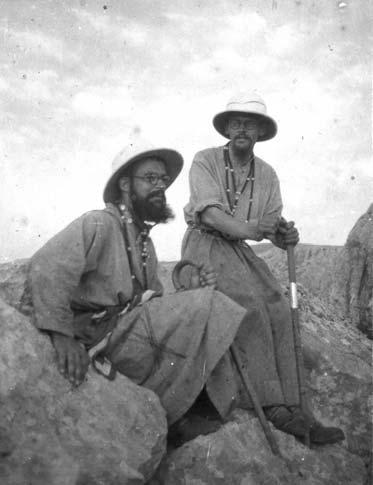 Pater Butzelaar (links) met een collega missionaris op tocht. Gefotografeerd op 900 m hoogte. ledig in als het ging om activiteiten in de tuinbouw.