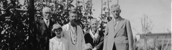 Familiefoto. vlnr Drikus Butzelaar, de vader van Pater Piet, Alie van Wiggen, Pater Piet Butzelaar, Doortje van Wiggen, Aaltje Butzelaar-Stalenhoef, Bertus van Wiggen Jr. Foto gemaakt augustus 1937.