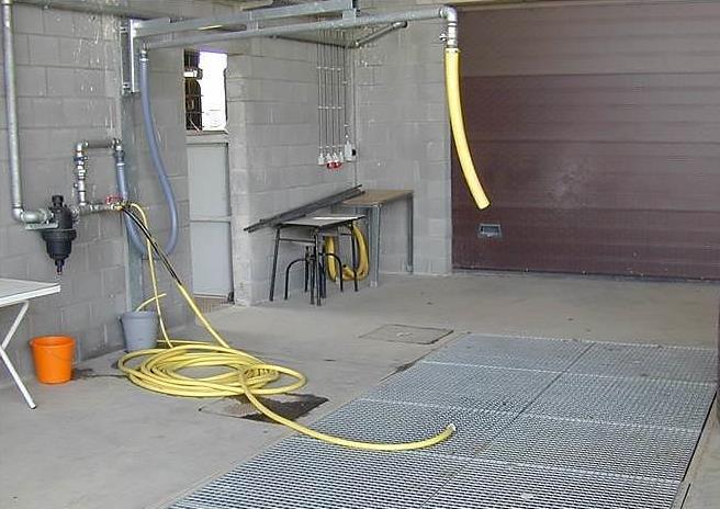 volleveldspuiten De betonvloer moet lekdicht en chemisch inert geconstrueerd worden.