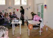 bij de Kinder Onderzoeks Groep doen we dat toch iets anders. Kinderen oefenen met elkaar, bijvoorbeeld met rollenspellen of door korte toneelstukjes.