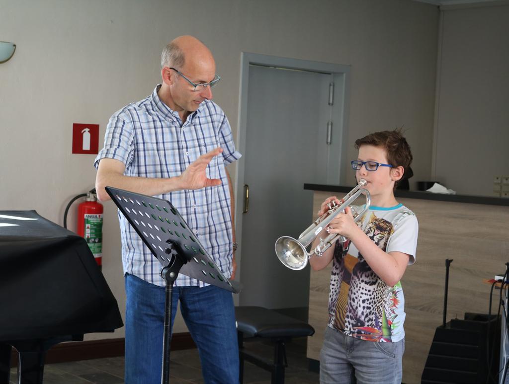 MUZIEK Muziek, woord en dans De academie voor Muziek, Woord en Dans van Stekene is een filiaal van de Stedelijke Academie voor Muziek, Woord en Dans van Sint-Niklaas (SA MWD) en is gevestigd in het