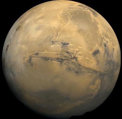 Mars Deze 'rode' planeet is de laatste aardse planeet van ons zonnestelsel. Hierna volgen reuzen van gas en ijs. Mars is kleiner dan Aarde en heeft twee manen.
