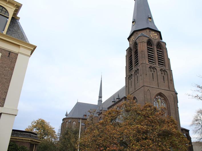 4 St. Georgiusbasiliek Boddenstraat 78 Deze grote neogotische katholieke kerk, in de volksmond vaak 'de Sjors' genoemd, wordt na ruim een jaar bouwen op 2