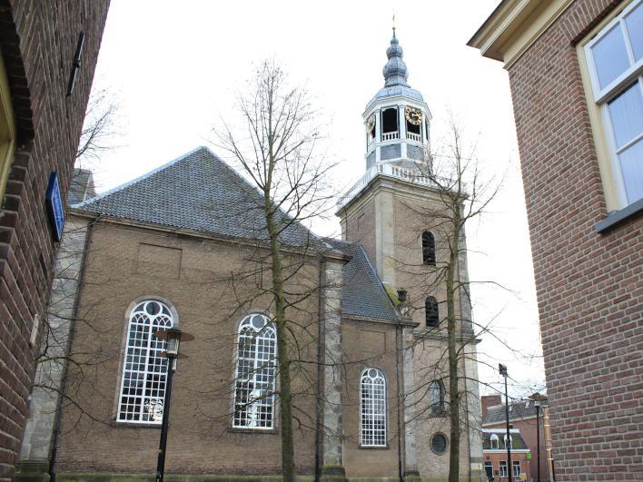 7 Grote Kerk Kerkplein 15 De Grote Kerk is in 1236 ontstaan als burchtkapel van de Heren van Almelo en werd in 1296 een zelfstandige parochiekerk,