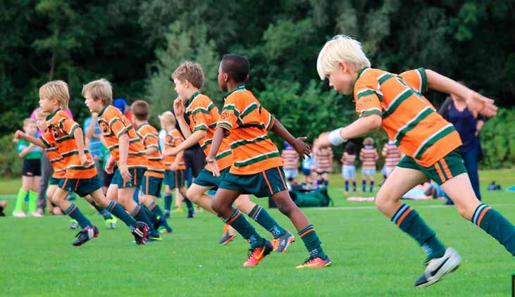 De sport rugby Union wordt gespeeld door twee teams die elk uit 15 spelers bestaan en een maximum van 7 wisselspelers kennen.