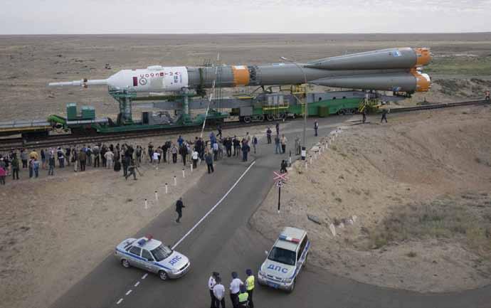 Op Baykonur wordt een dag voor de lancering de draagraket met het ruimteschip Soyuz TMA-18M naar het lanceerplatform gebracht. [Roscosmos] 27 augustus 2015 11:22 uur Draagraket: GLSV Mk.