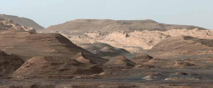 De Amerikaanse Marswagen Curiosity is inmiddels al weer een jaar bezig met de beklimming van Mount Sharp, de centrale berg in de krater Gale.