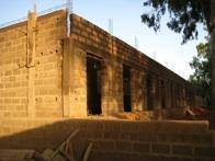 Nieuwsbrief 2- november 2011 De bouw is in volle gang van fase 1 van de Campus in Djenne Onze aannemer Bouboucar heeft het er maar druk mee.
