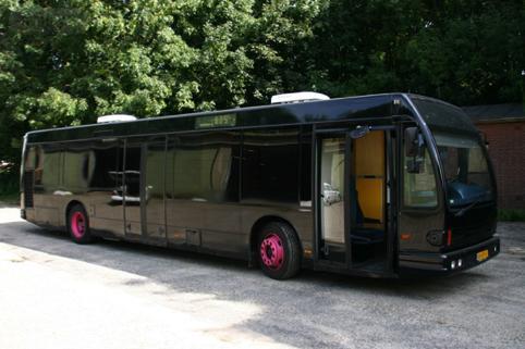 Schoolbus vertrek met Go for Africa naar Mali. Op 5 februari 2012 zal deze mooi ingerichte schoolbus naar Mali rijden.