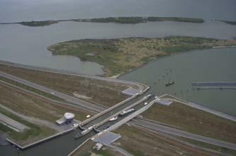 1990), Lelystad (kustontwikkeling tussen Lelystadhaven en de Flevo Marina, c. 1995-2005), en de start van de aanleg van IJburg (c. 1999).