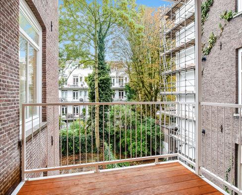 Het appartement op de begane grond heeft een eigen entree en het