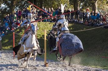 Het Riddertoernooi is een spektakel voor jong en oud waarin de ridders de strijd aangaan. De dag biedt naast een riddertoernooi ook muziek, verhalen, boogschieten en een middeleeuwse taveerne.
