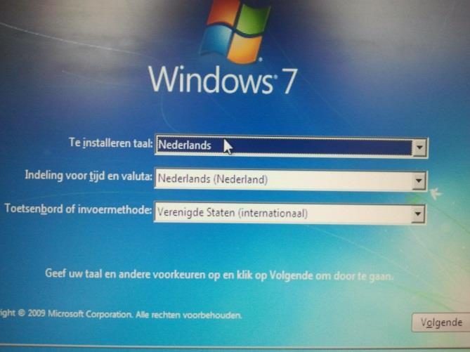 Windows 7 installatie Start de installatie van een DVD of USB stick. Nadat de installatie is of USB stick kunt u in een aantal Zet de volgende Windows 7 d.m.v. opgestart vanaf DVD het eerste scherm instellingen wijzigen.