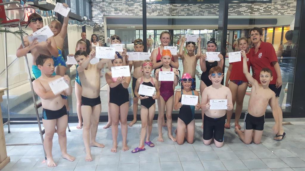 Vijfhonderd euro bij elkaar gezwommen Op 24 juni werd bij de zaterdagochtend training van de minioren het Sponsorzwemmen gehouden.