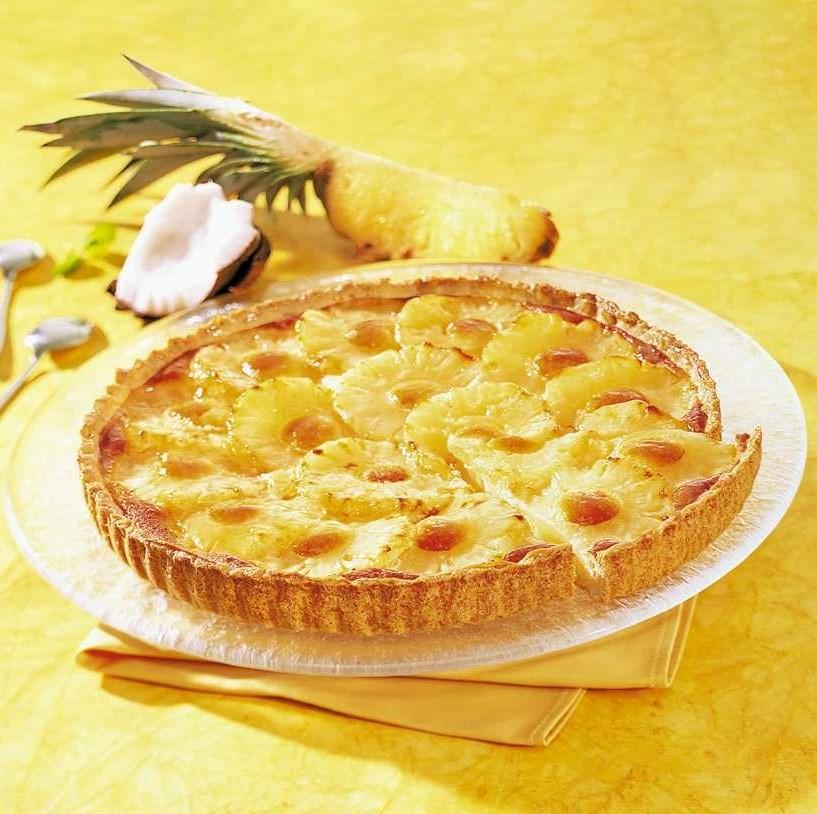 Plaats hem ± 20 minuten in de oven op 150 C voor een nog krokantere korst. Ananas/kokosnoottaart Met een vulling van kokosnoot en een décor van plakjes ananas.