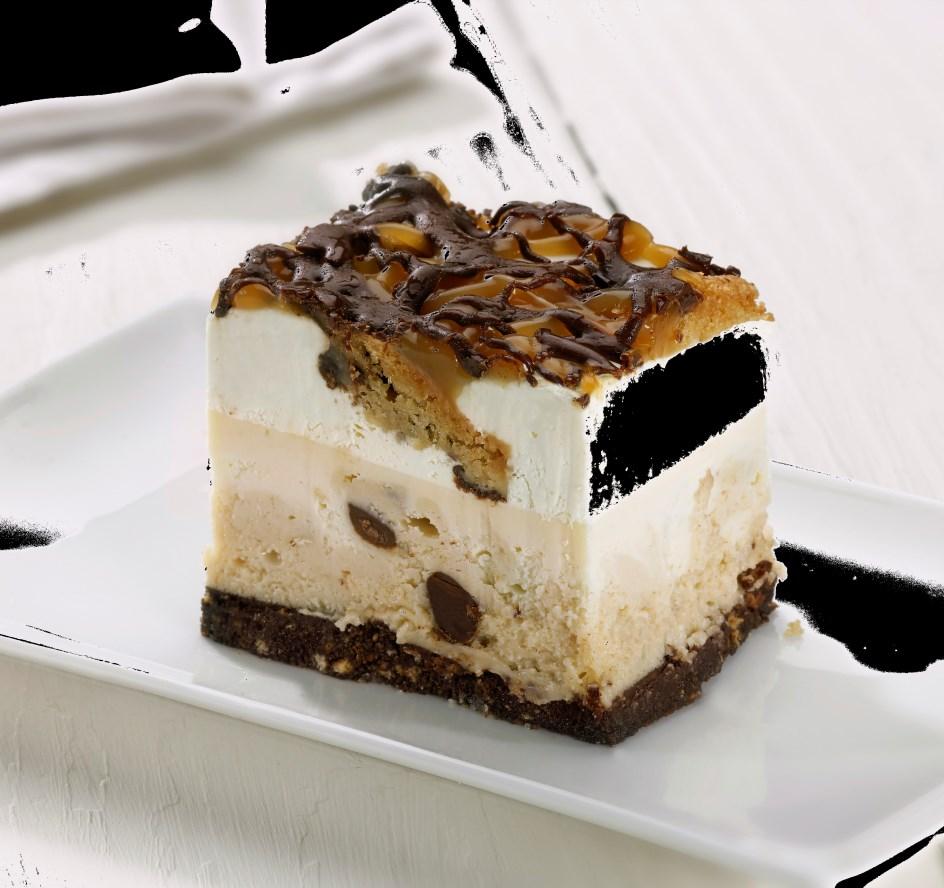 De lagen romige witte chocolade cheesecake en cake liggen op een knapperige bodem van bourbon koekjes. Gegarneerd met witte chocolade schilfers en cacaopoeder. In de koeling 12 uur ontdooien.