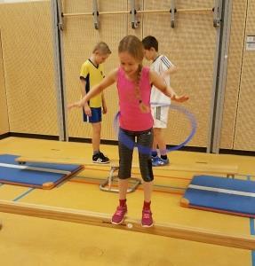 Groep 7: Maandag hebben de leerlingen bij gym een aantal onderdelen gedaan; touwverhuizen, rollen op verhoogd vlak, balanceren en air-hockey.