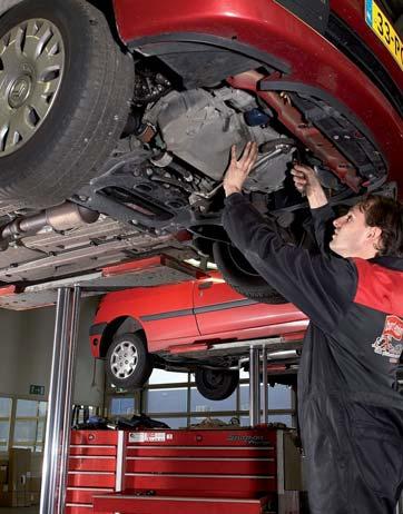 1 Het autobedrijf. Een auto met stukken is binnengebracht. Gelukkig is het probleem gauw gevonden: de startmotor is niet goed geworden. Eruit met dat ding. 4 Het autobedrijf.