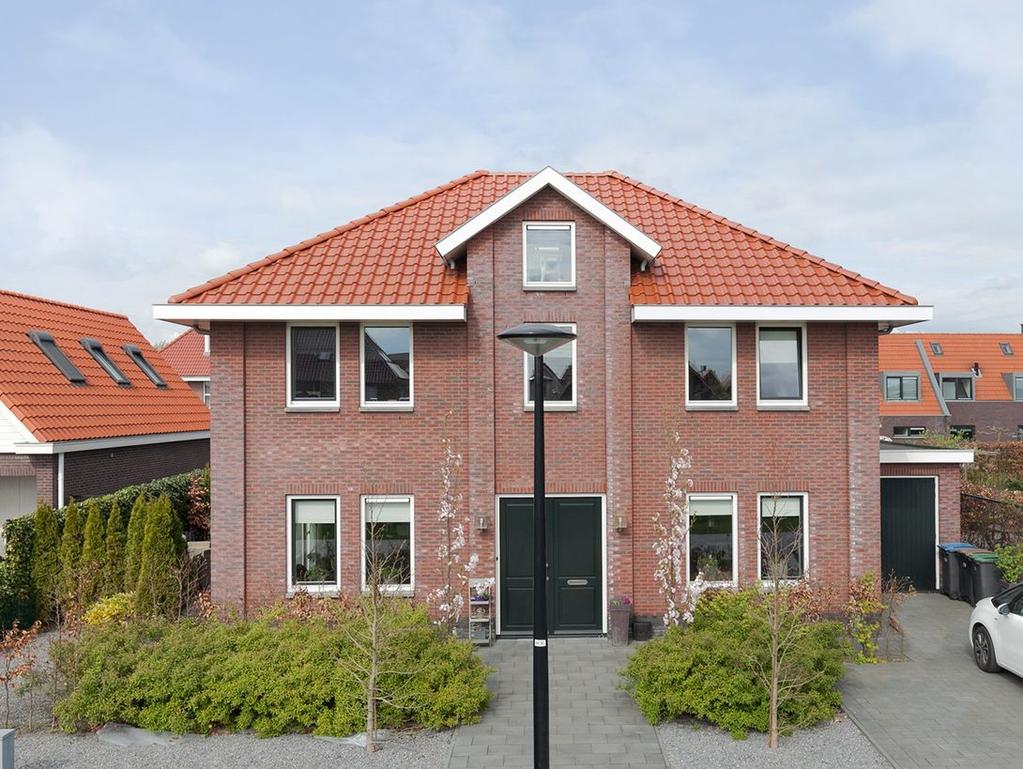 INLEIDING Een heerlijke ruime vrijstaande woning aan de Baksteen in de wijk de Gilden. Een fijn huis voor een gezin die meer ruimte nodig heeft of wenst.