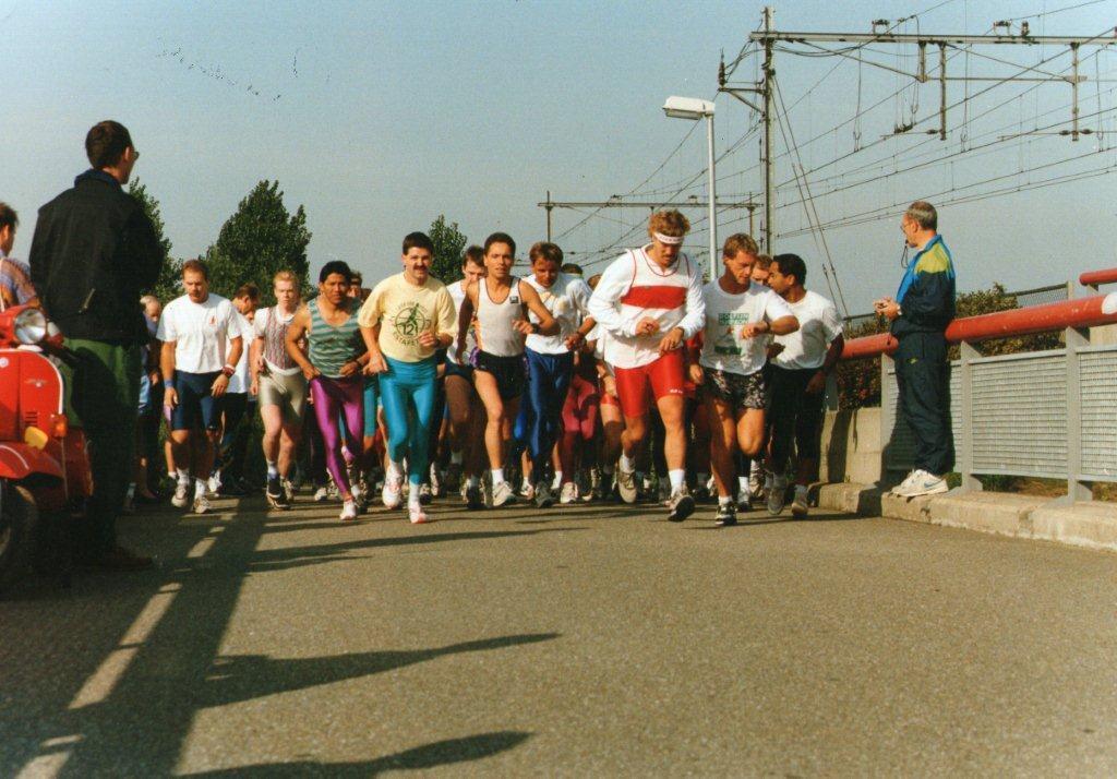 winnaar van de 10 kilometer met de fraaie naam A. Villa Rikkers: 37:50. Ondergetekende, toen nog niet zo lang lid, deed op 8 april 2001 mee aan de laatste Spoorbaanloop.