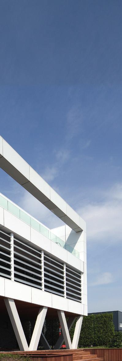 BENCHMARK is een bouwkundig assortiment façade- en daksystemen dat is ontwikkeld op basis van de geïsoleerde paneeltechnologie.