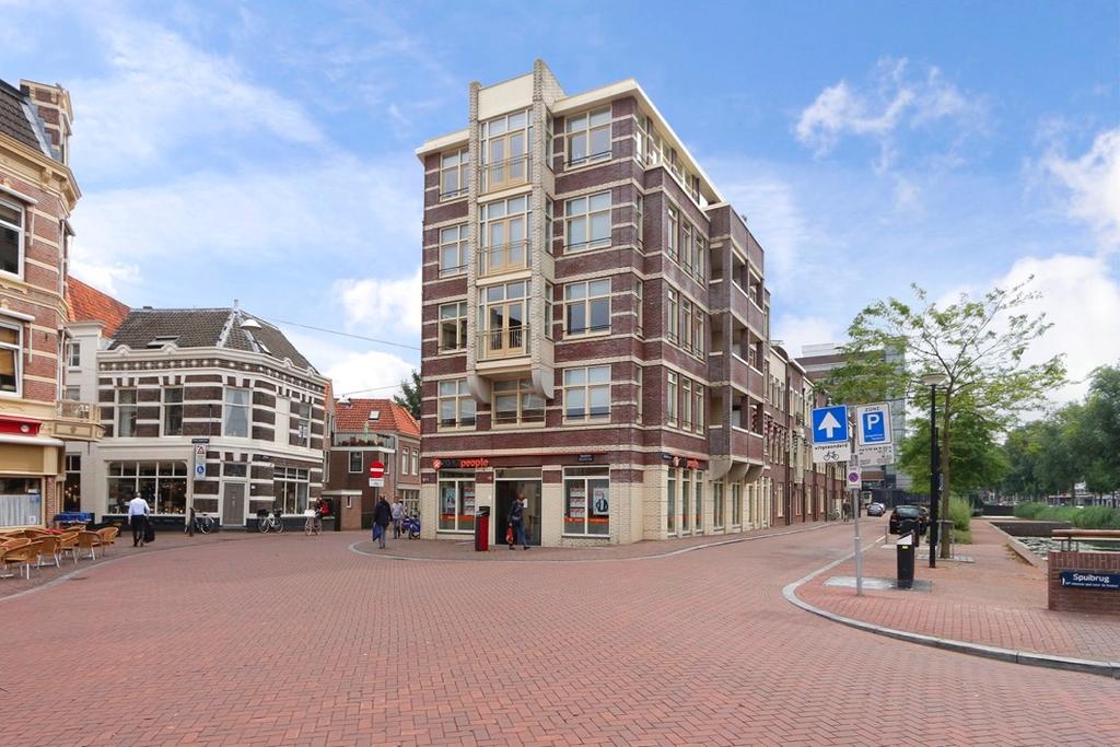 TE HUUR Dordrecht, Spuiplein 1 HOOGWAARDIG AFGEWERKTE COMMERCIËLE RUIMTE WINKEL- / KANTOOR- / HORECARUIMTE Op een fantastische hoeklocatie langs een drukke doorgaande weg, tegen de Spuiboulevard,