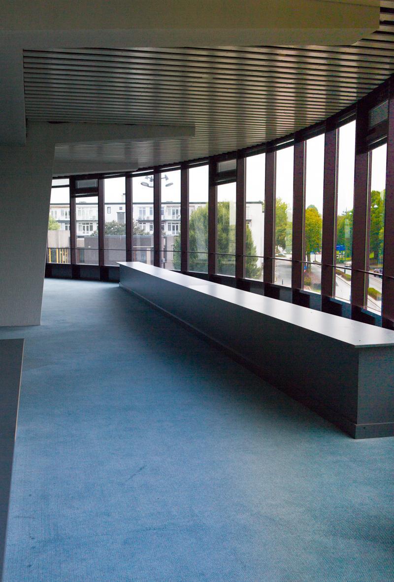 Spoorsingel 1a, Heerlen Het object is voorzien van een centrale trappenkern die de verschillende verdiepingsvloeren met elkaar verbindt.