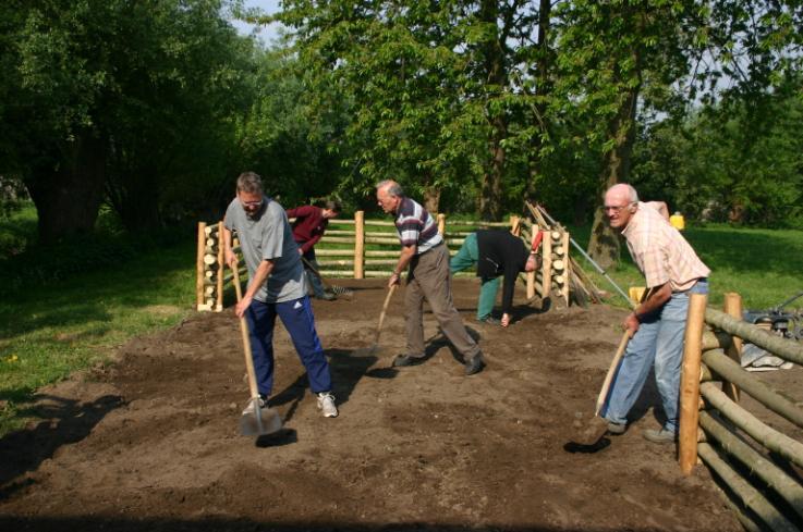 Over het hout wordt een beetje aarde gestrooid.