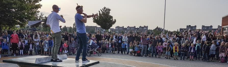 Afsluiting van de zomervakantie Zoals in het voorwoord genoemd wensten meester Joeri en meester Erwin elkaar en alle kinderen een heel goed nieuw schooljaar.