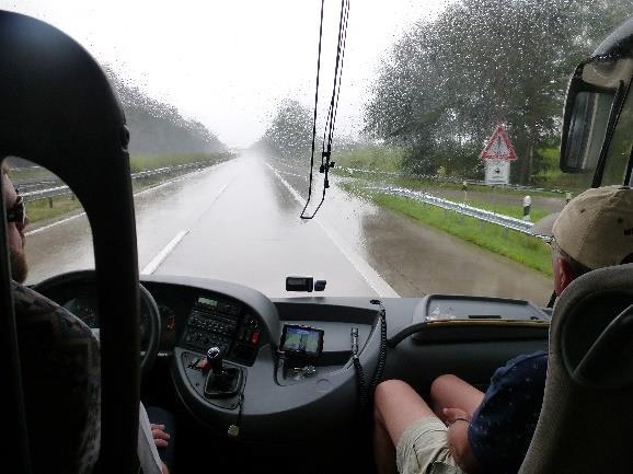 15 uur vertrekt de bus met 31 kwebbelende dames, onze fietsgids Jan en chauffeur Guus.