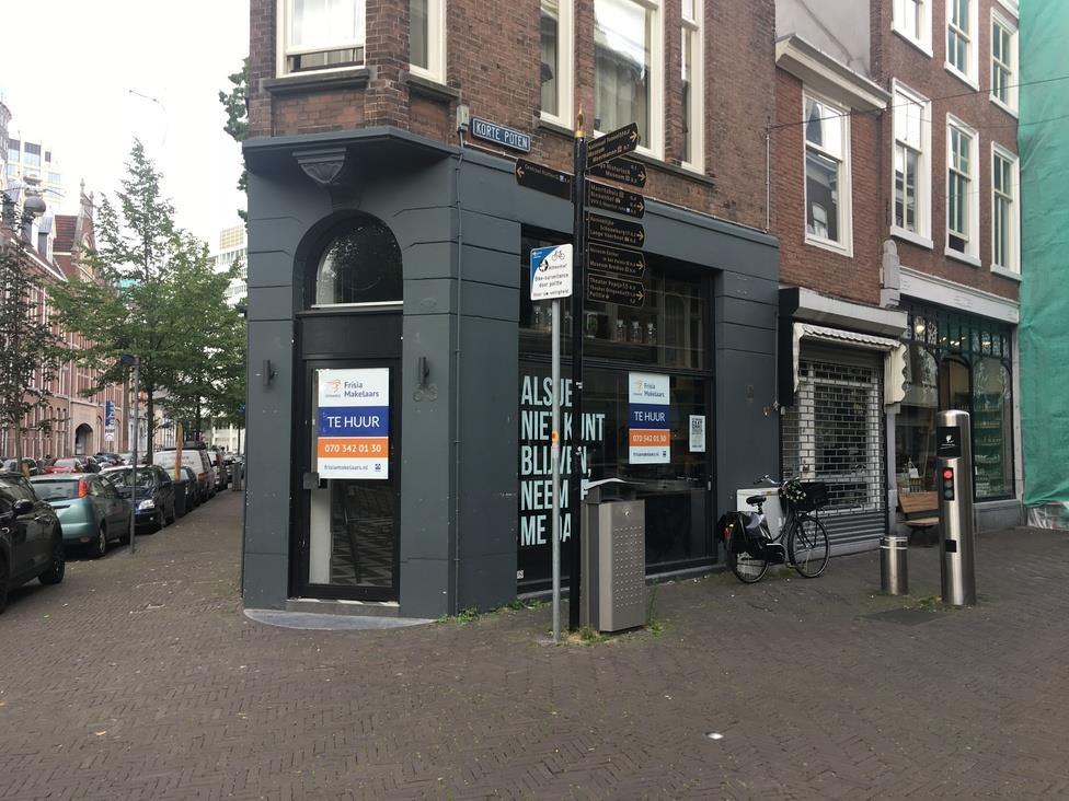 OMGEVINGSFACTOREN Het winkelpand is gelegen aan de doorgaande route (Herengracht, Korte Poten, Plein en Lange Poten) van Den Haag CS naar het A-1 winkelgebied van Den Haag.