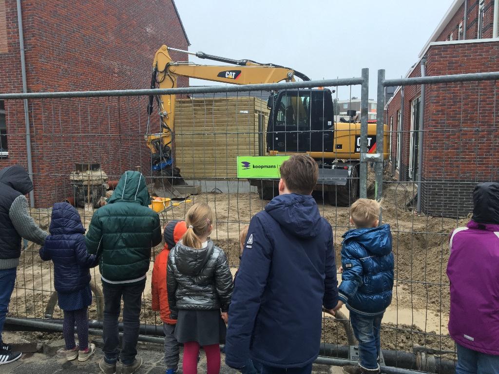 gelopen. Hier waren de metselaars druk bezig een muurtje te metselen.